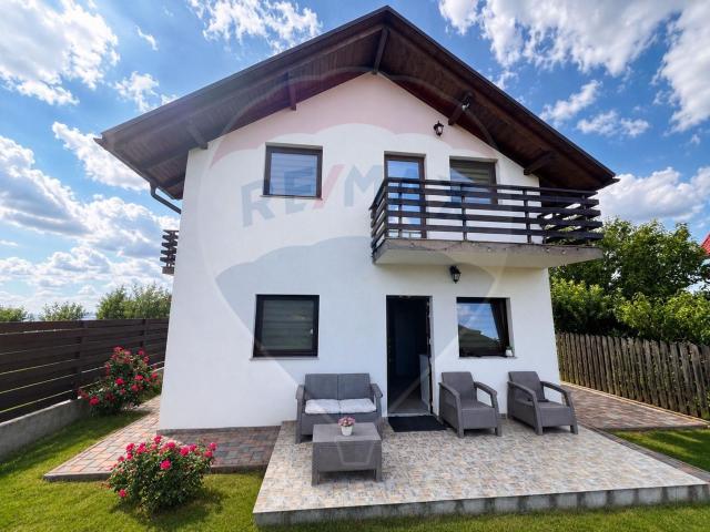 casă modernă de închiriat în bucium cu panouri fotovoltaice