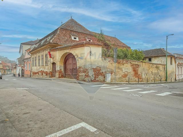 casă singură în curte, de închiriat, schei!