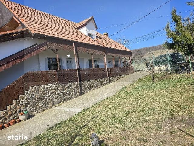 Casă spațioasă cu teren generos de 1000 mp in Dambul Rotund