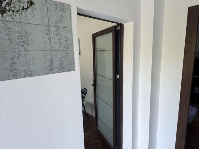Casă spațioasă în curte, garaj și pivniță