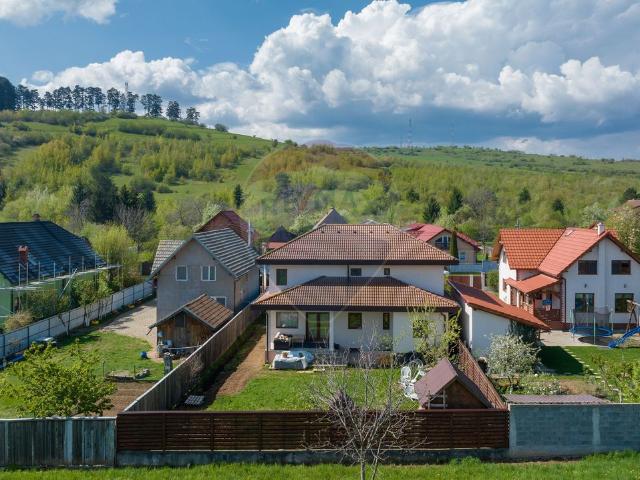Casă premium de vânzare în Tarlungeni, teren generos de 825 mp