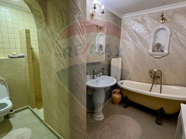 Casă / Vilă cu 14 camere de vânzare în zona Centrală