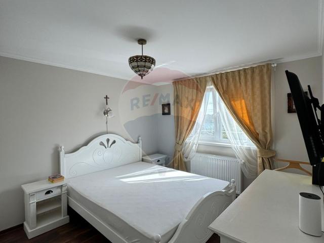 Casă / Vilă cu 4 camere de vânzare