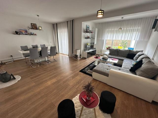 Casă / Vilă cu 5 camere zona Lunei