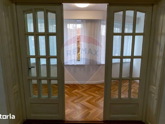 Casă / Vilă cu 6 camere de închiriat în zona Centru Vechi