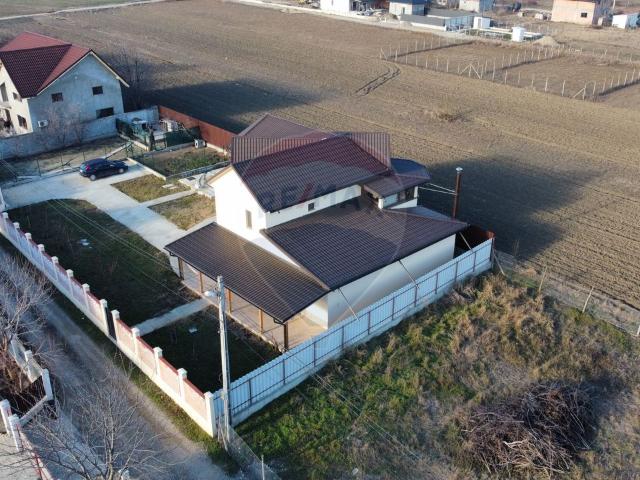 Casă / Vilă deosebită în Golești S+P+1