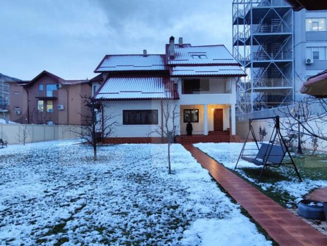 Casă / Vilă spațioasă cu curte mare de închiriat în.