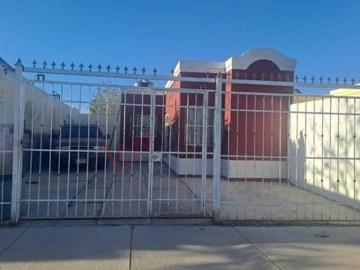Casa muy bien ubicada en Calle Principal de Fracc. al sur de ciudad