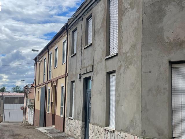 CASA MAS NAVE CERCA DE BUSTILLO DEL PARAMO