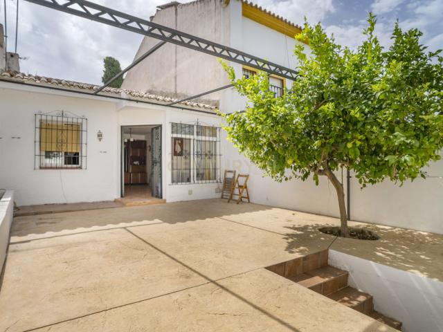 Casa Mata Independiente con Potencial de Reforma y Ampliación en Nueva Andalucía, Marbella