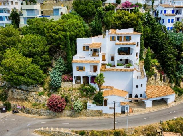 Casa mediterránea con espectaculares vistas al mar en Canyel. 250m² Roses