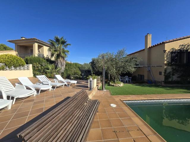 Casa mediterránea con piscina y grandes espacios exteriores. 403m² Begur