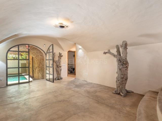 Casa medieval con piscina, garaje y licencia turística 195m² Pals