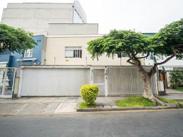 Casa Miraflores con amplios ambientes, piscina temperada, rodeada de todos los servicios