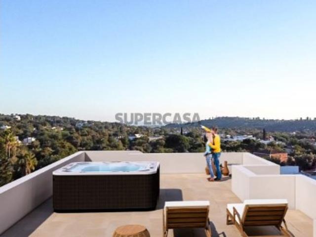 Casa Moderna, com Piscina, Garagem, Jardim e Vista Mar, num lote com 1136 m2