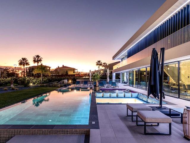 Casa moderna com vista para o mar