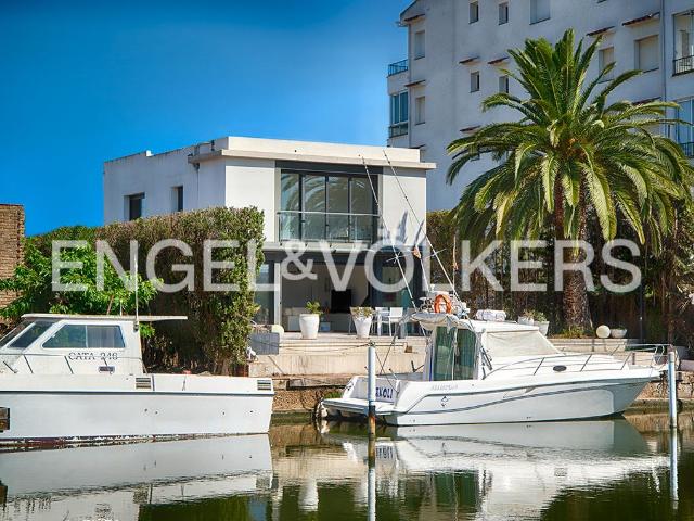 Casa moderna con amarre de 15 metros en Santa Margarita 275m² Roses