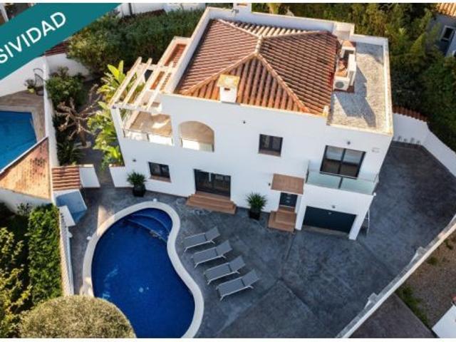 Casa moderna con cuatro habitaciones, piscina y garaje