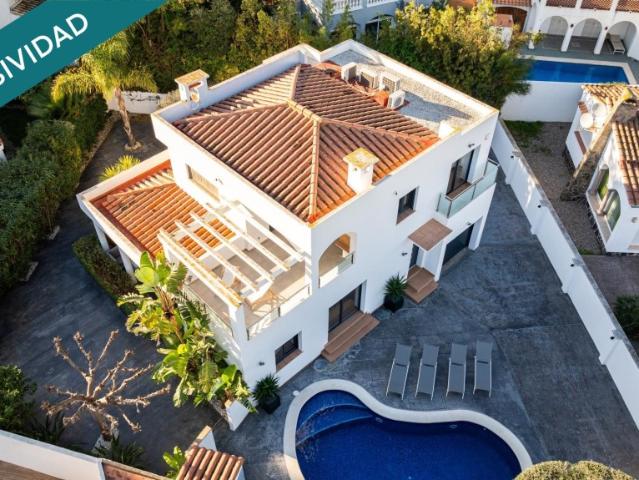 Casa moderna con cuatro habitaciones, piscina y garaje