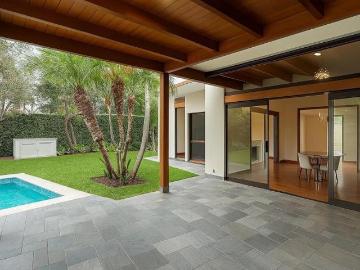 Casa Moderna con Jardín y Piscina en Exclusivo Condominio – La Planicie
