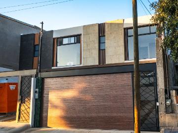 Casa moderna con patio amplio y cochera para 4 autos en Buenos Aires Sur