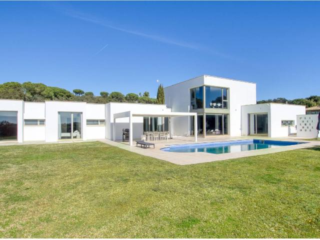 Casa moderna con piscina y gran parcela en venta en Calonge Costa Brava