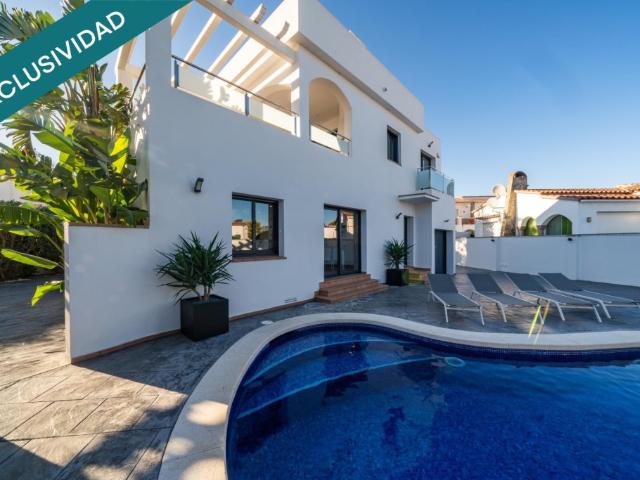 Casa moderna con tres habitaciones, piscina y garaje
