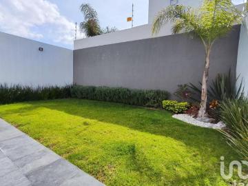 Casa Moderna con Vista a Área Verde en Fraccionamiento Exclusivo Mayorazgo Puebla