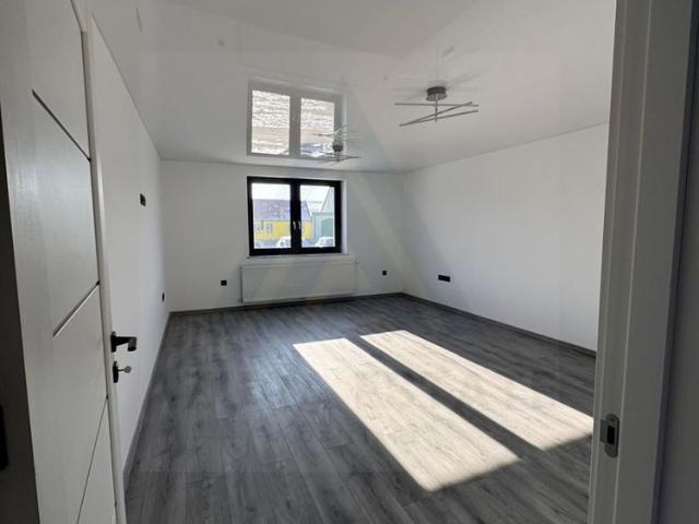 Casa moderna constructie noua 195 mp utili 100 mp curte in Sura Mare