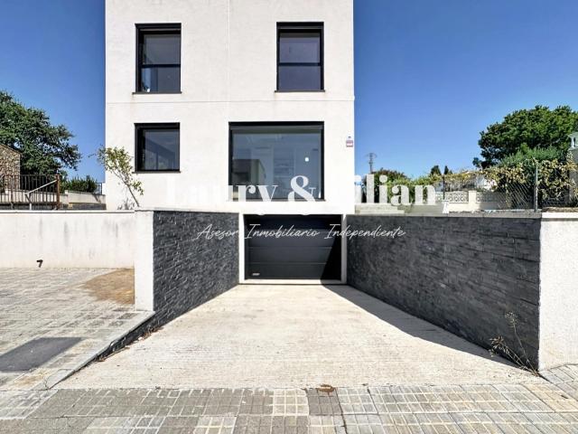 Casa moderna de 3 dormitorios y 2 baños con garaje