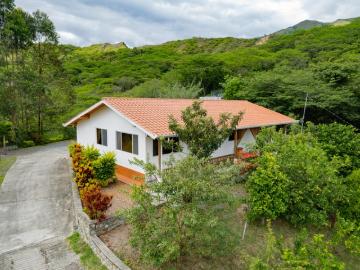Casa Moderna de 3 Dormitorios en la Tranquila Cucanama, Vilcabamba ¡Lista para Habitar!