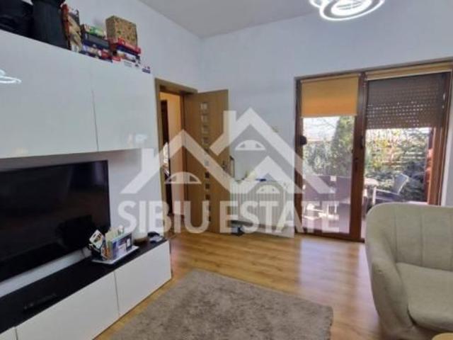 Casa moderna, de inchiriat, cu 3 camere, 2 bai, terasa