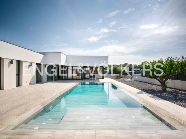 Casa moderna de lujo de una sola planta 405m² Sant Climent Sescebes