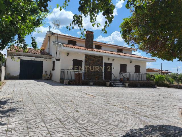Casa Moderna em Vimioso com Jardim e Garagem