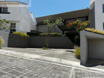 Casa moderna en venta con excelentes espacios y ubicación