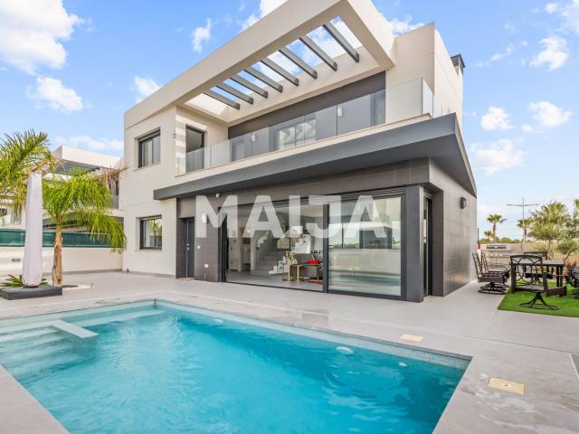 Casa moderna independiente en Algorfa con bañador.