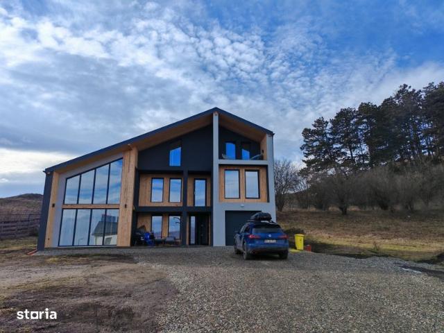 Casa moderna la poalele dealului Lempes, priveliste superba