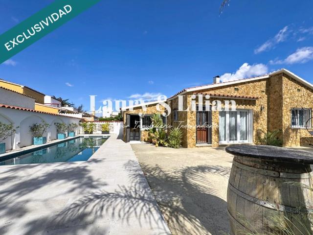 Casa moderna reformada con piscina y garaje en la zona de Montgri