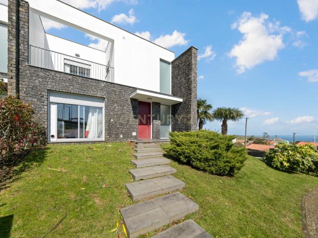 Casa moderna T4 com vista panorâmica em Fonte do Bastardo