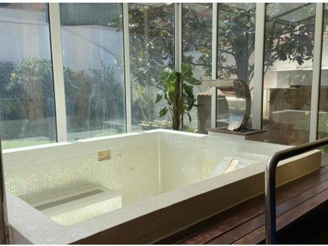 Casa Modernista con Piscina Climatizada en el Corazón de Sabadell