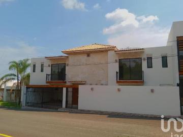 Casa nueva con acabados de lujo, muy espaciosa, con techo rustico moderno en Villas de Irapuato