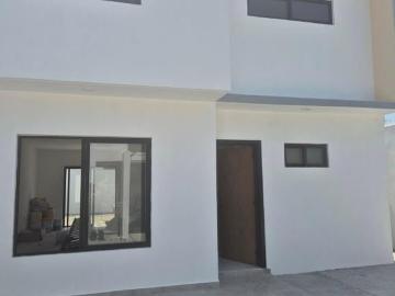 CASA NUEVA CON PATIO GRANDE