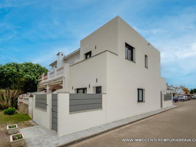 Casa nueva de 3 dormitorios, y garaje m² Empuriabrava