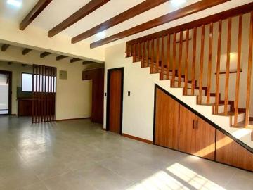 Casa nueva de 3 pisos en Cotacachi