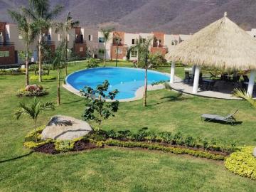 CASA NUEVAS CON ALBERCA EN XOCHITEPEC