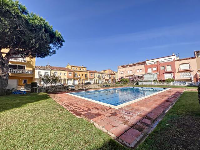 CASA OBRA NUEVA CERCA PLAYA Y CON PISCINA COMUNITARIA EMPURIABRAVA