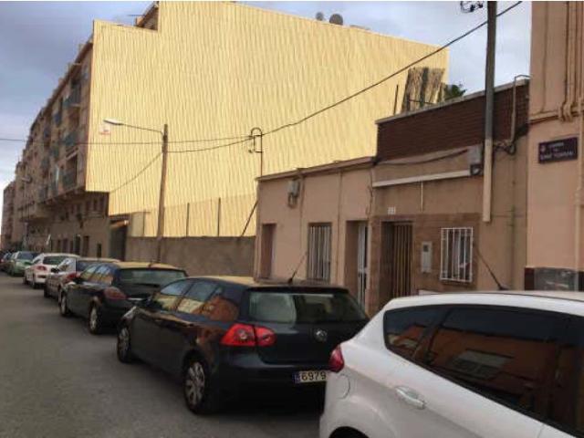 CASA OKUPADA EN TERRASSA POR DEBAJO DE MERCADO CON ALTO POTENCIAL INVERSOR