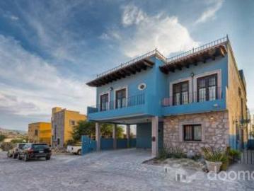 Casa Azul, Céntrica en el Capricho