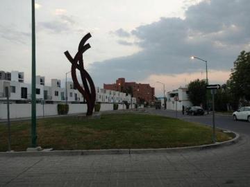 CASA A 5 MIN DEL ESTADIO LEON EN OASIS RESIDENCIAL CON ALBERCA