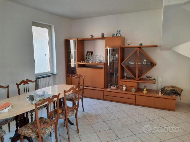 Casa a Cergnago PV con 3 bagni, 3 camere e corti